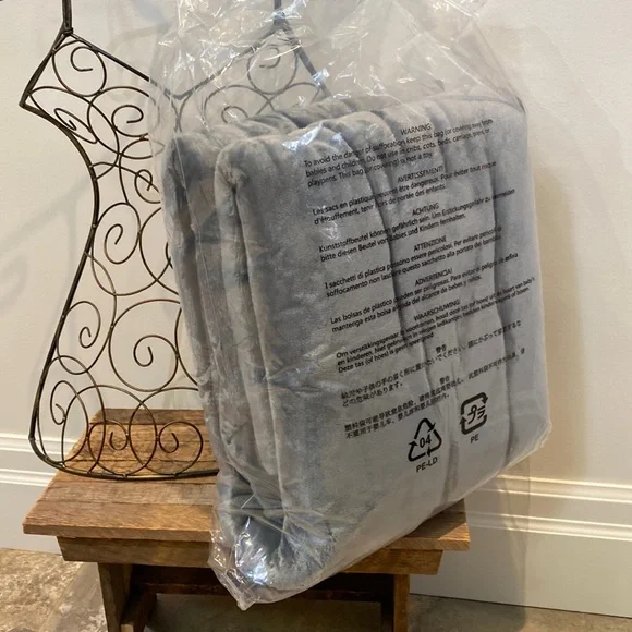 Amazon Basics Sherpa Throw - Picture 2 of 9